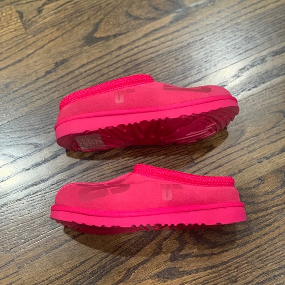 New Ugg Tasman II Scatter Graphic Slipper Shoe Red Kids US Size 4 - Picture 4 of 11